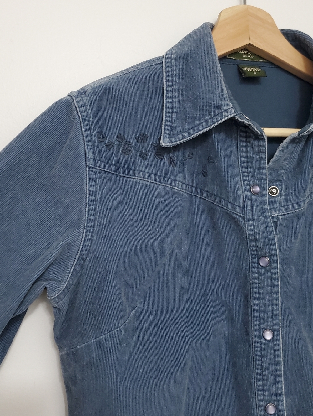 Vintage Petite Small eddie Bauer Western Flower Embroidery Cordrouy Button Shirt